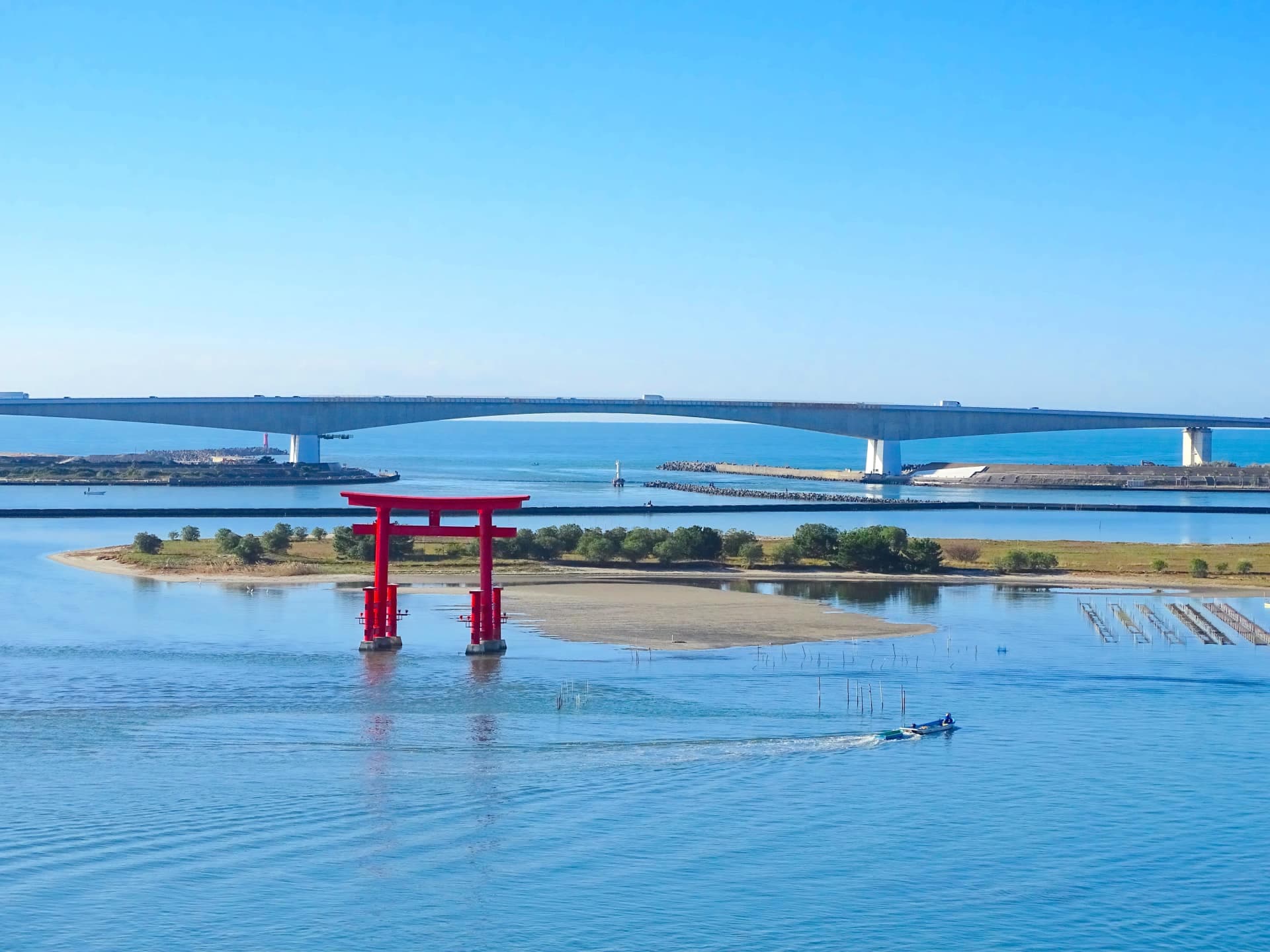 浜松・弁天島の赤鳥居と遠州灘の風景